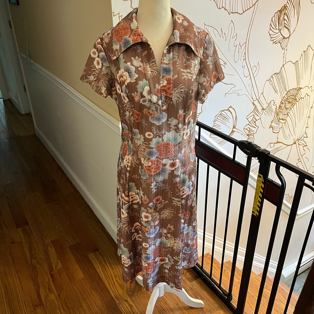 Floral vintage dress. No tags but fits a size Large. Needs TLC